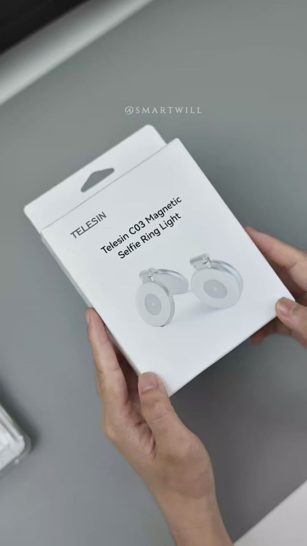 "Supporto per smartphone/fotocamera con luce LED integrata"